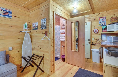 Unaka Apartment | Smoky Mtn Tiny Cabin Hideaway: Hot Tub, Patio