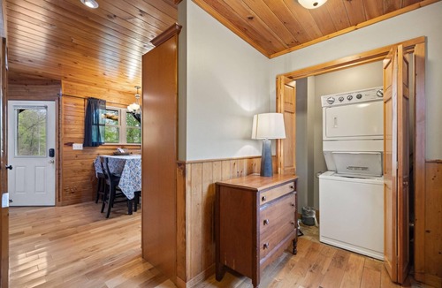 Stanton Cabin | Snuggle Inn – Cozy Pet Friendly Forest Cabin with Hot Tub Near Red River Gorge