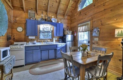 Copperhill Cabin | Snuggle Up Cozy Cabin with a Hot Tub!