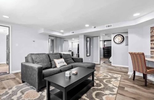 Chickasaw Apartment | Soak in the Garden Spa; Central to Historic Town