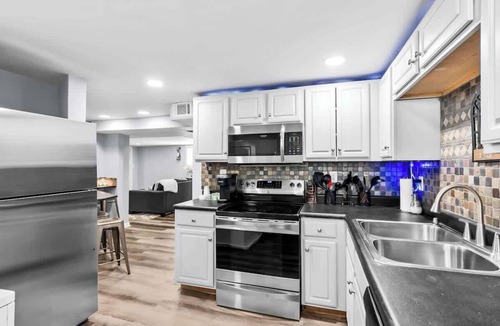 Chickasaw Apartment | Soak in the Garden Spa; Central to Historic Town