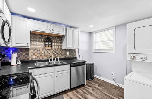 Chickasaw Apartment | Soak in the Garden Spa; Central to Historic Town