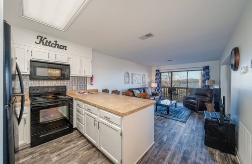 Lake Hamilton Condo | South Shore 1 bdrm! Cabana-Gameroom/Mini-Golf! Indoor Hot Tub & More!