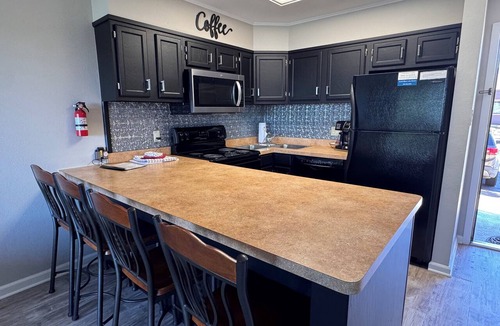 Lake Hamilton Condo | South Shore Newly Updated 1-bedroom! Mini-Golf, pickleball, 2 Pools & More!