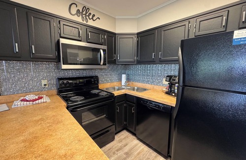 Lake Hamilton Condo | South Shore Newly Updated 1-bedroom! Mini-Golf, pickleball, 2 Pools & More!