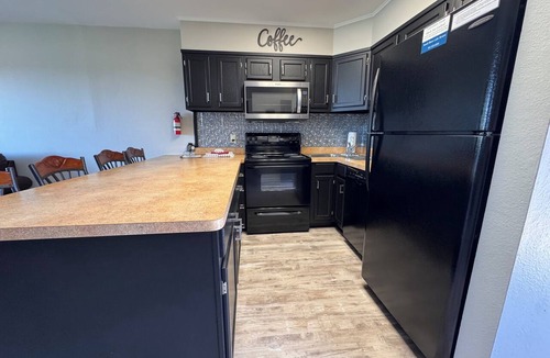 Lake Hamilton Condo | South Shore Newly Updated 1-bedroom! Mini-Golf, pickleball, 2 Pools & More!