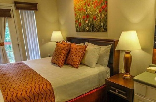 Branson Resort | Spacious 3 BR Penthouse adjacent Thousand Hills Golf near Theater Strip (center)