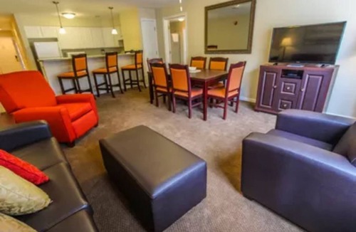 Branson Resort | Spacious 3 BR Suite adjacent Thousand Hills Golf near Theater Strip (center)