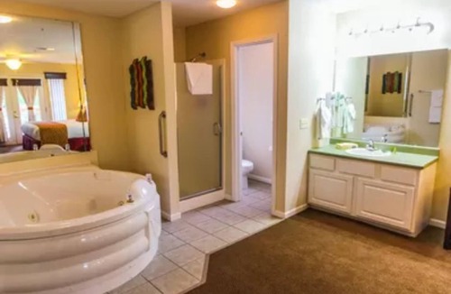 Branson Resort | Spacious 3 BR Suite adjacent Thousand Hills Golf near Theater Strip (center)