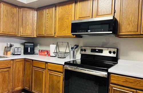 Lincoln House | Spacious 3BR/3BA Home with Two Extra Rooms and Equipped Gym