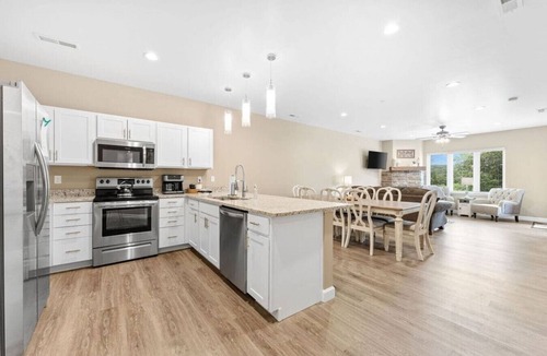 Branson Apartment | Spacious 3BR Condo with Free Attraction Tickets, Indoor Pool & Hot Tub - Central Location!