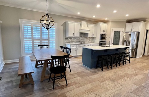 Buechel House | Spacious 4-bedroom house in Walking Distance to Restaurants