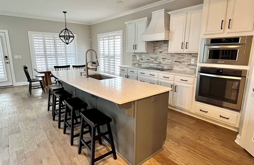 Buechel House | Spacious 4-bedroom house in Walking Distance to Restaurants