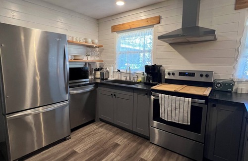 Manhattan House | Spacious 4-bedroom house in beautiful Manhattan with AC