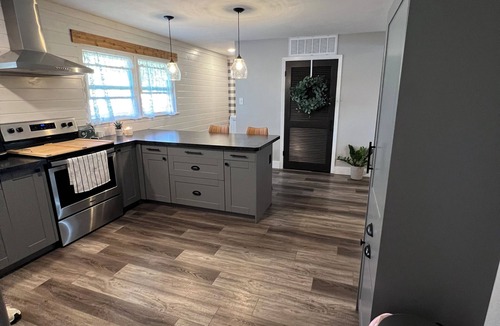 Manhattan House | Spacious 4-bedroom house in beautiful Manhattan with AC