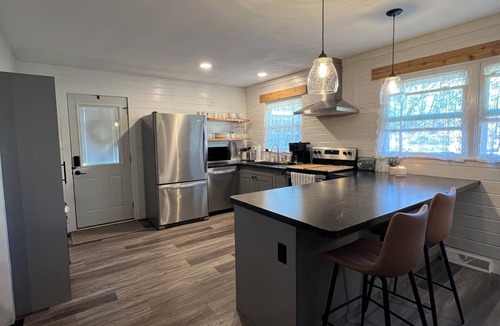 Manhattan House | Spacious 4-bedroom house in beautiful Manhattan with AC