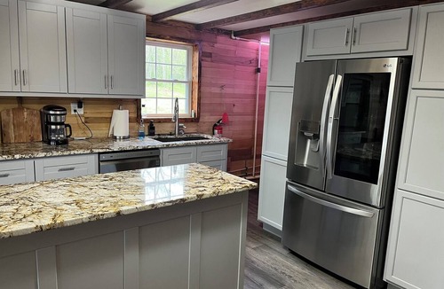 Fairport House | Spacious 4-bedroom house in brilliant Maysville with AC
