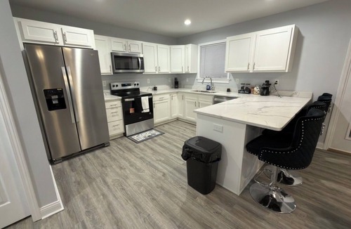 Jeffersontown House | Spacious 5-bedroom house in soothing Louisville with AC