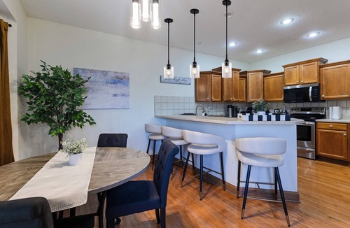 Johnston House | Spacious 5BR Retreat w/Beautiful Views,3 King 2 Full 1 Queen bed, AC in Johnston