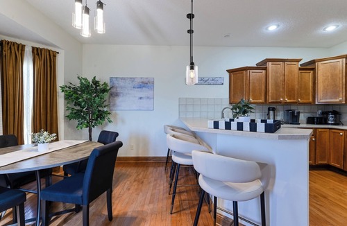 Johnston House | Spacious 5BR Retreat w/Beautiful Views,3 King 2 Full 1 Queen bed, AC in Johnston