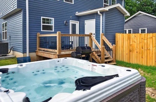 Jeffersonville House | Spacious 6BR Louisville Duplex Sleeps 27 Games