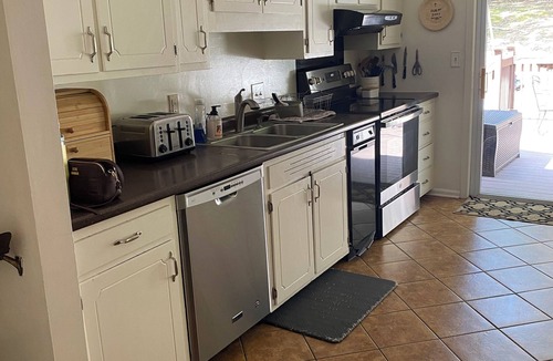 Oxford House | Spacious 6BR Oxford Home with Pool – Perfect for Families & Groups