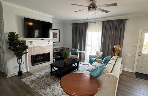Cordova House | Spacious & Beautiful 6-Bedroom Home with Pool in Memphis
