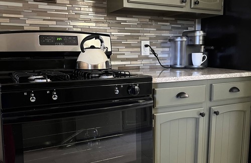 Monroe House | Spacious Bohemian Bungalow. Pet-friendly & centrally-located w/play nook!