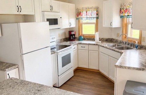 Lake Andes Cottage | Spacious Cottage 4 with Loft, Full Kitchen & Stunning Views