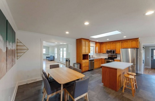Green Meadow House | Spacious Home | Hot Tub | Centrally Located