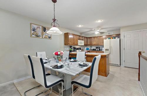 Gladstone House | Spacious Kansas City Townhome with 2 Living Rooms Near Downtown and MCI Airport