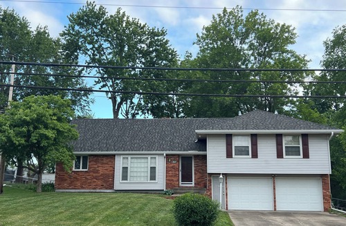 Gladstone House | Spacious KC Retreat : 4BR Sleeps 8 - 15 min from Airport - 20 min from Arrowhead