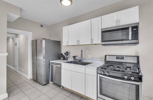 South Hyde Park Apartment | Spacious KC Stay: 2 Bedrooms Near Stadiums, BBQ, Jazz & Fountains!