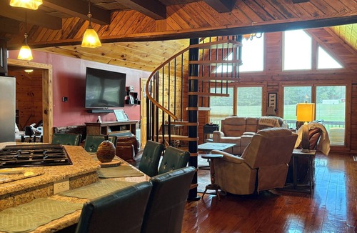 Gold Rock Cabin | Spacious Log Cabin 2 Kings and Loft Sleeps 9+