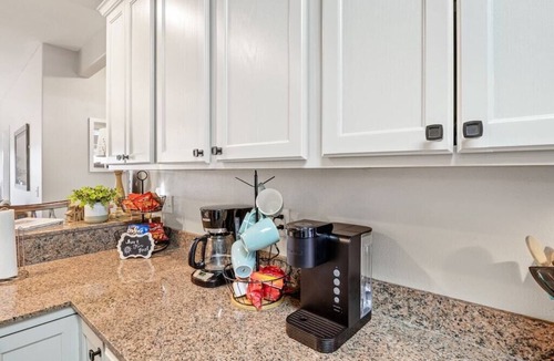 Indian Point Condo | Spacious Lux Condo>Steps to the Water>4 Min to SDC > Amazing Sunsets