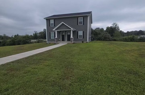 Elizabethtown House | Spacious NEW townhome w/Fast WiFi and parking