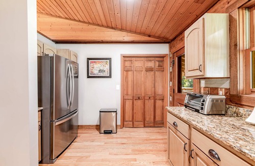 Kodak Cabin | Spacious Serene Cabin, Sleep 14, Pool, Hot Tub, Games