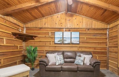 Madill Hotel | Spacious Wooden Suite #6 By The Lake at Texoma Shores Resort