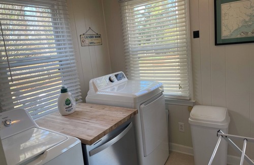 New Bern House | Spencer Cottage - Bright Home Near Downtown - Sleeps 6 - Private Backyard