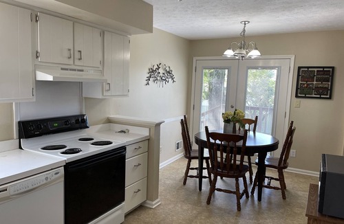 Middletown House | Spread out and chill! Close to shop and eateries and 1 mile expressway