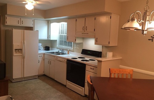 Middletown House | Spread out and chill! Close to shop and eateries and 1 mile expressway