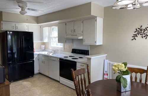 Middletown House | Spread out and chill! Close to shop and eateries and 1 mile expressway