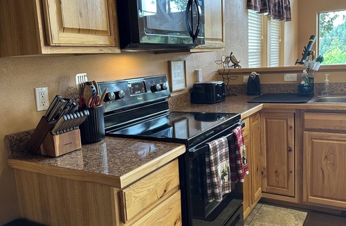 Bear Park Cabin | Stargazing Family Cabin, 2mi to Shopping & Hiking Trls. 2BR+Loft/Office, 2.5BA.