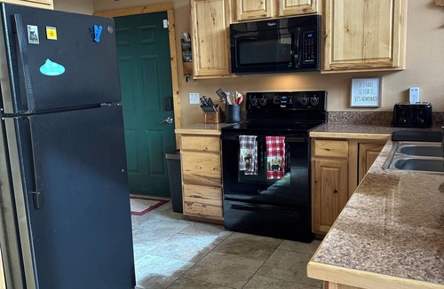 Bear Park Cabin | Stargazing Family Cabin, 2mi to Shopping & Hiking Trls. 2BR+Loft/Office, 2.5BA.
