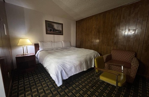 Broken Bow Hotel | Stay in a Calm & Serene Room Near Boneyard Creation Museum - 1.5 miles away
