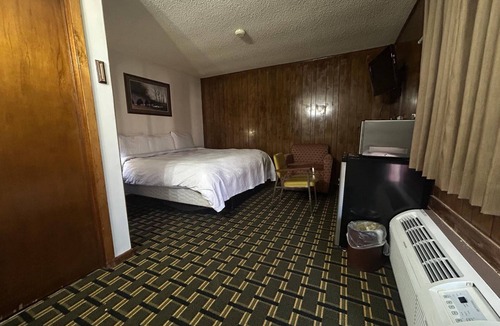 Broken Bow Hotel | Stay in a Calm & Serene Room Near Boneyard Creation Museum - 1.5 miles away