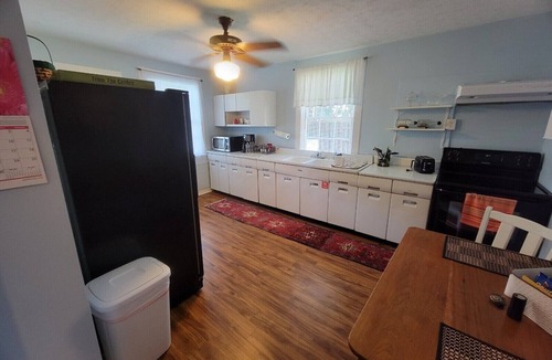Bardstown House | Stay in a historic Early 1800s Guest House!