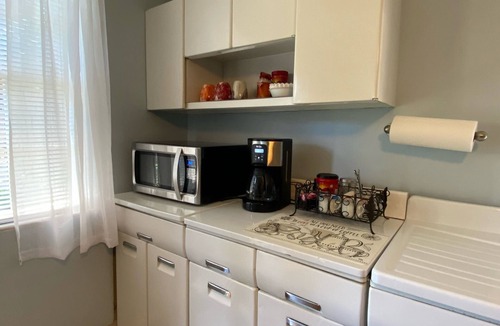 Bardstown House | Stay in a historic Early 1800s Guest House!