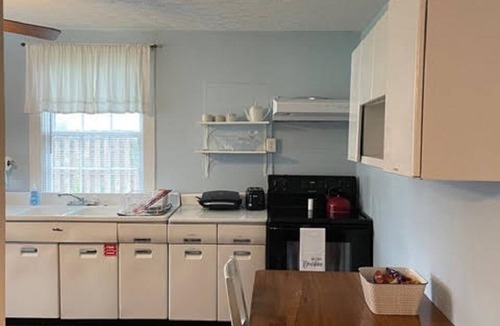Bardstown House | Stay in a historic Early 1800s Guest House!