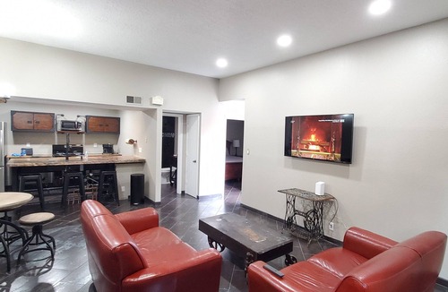 Northeast Heights House | "SteamPunk" 2bedroom With Hottub, Pets Welcome, 5G Fiber WiFi !